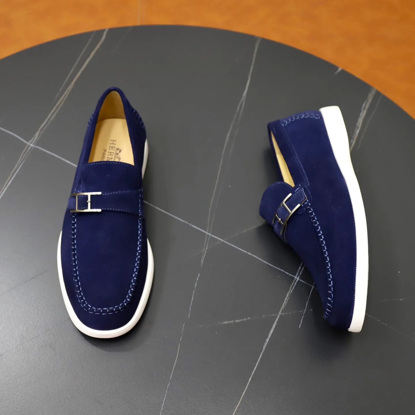 Ex-factory price: 540💰Hermès/Hermès slip-on men's shoes. This shoe is made of imported cow suede leather, with simple and smooth lines, and a 3CM rubber foam ultra-light sole combined with aerodynamic design! Youthful and fashionable, H button decoration, contrasting leather embellishment on the heel, calf lining to gently wrap your feet, with embossed logo cowhide feet, leather rock strips, casual and urban style, highlighting youthful vitality, sports and leisure version, super versatile Size number: 38-39-40-41-42-43-44 Standard leather shoe size (45 can be customized but does not support returns)